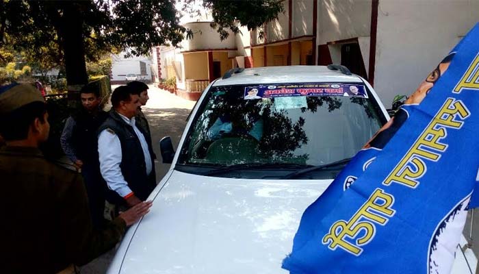 BSP प्रत्याशी ने किया आचार संहिता का उल्लंघन, पुलिस ने हटाईं झंडों वाली गाड़ियां