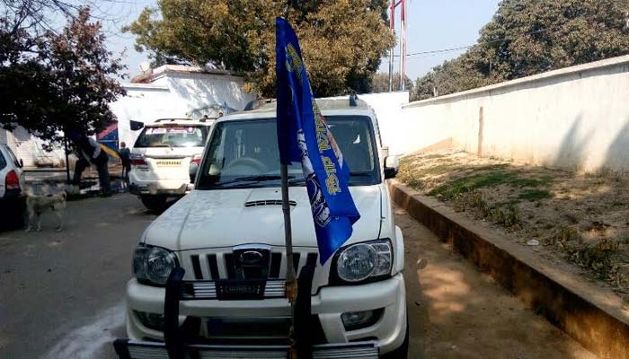 BSP प्रत्याशी ने किया आचार संहिता का उल्लंघन, पुलिस ने हटाईं झंडों वाली गाड़ियां