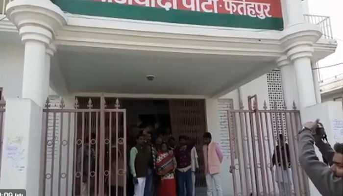 समाजवादी रार: मैनपुरी में अखिलेश तो फतेहपुर में शिवपाल गुट ने सपा कार्यालय पर जमाया कब्जा