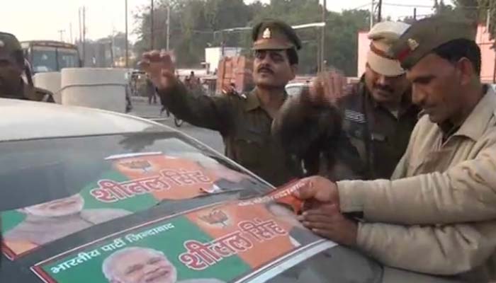 चुनाव: पुलिस अभियान शुरू, गाड़ियों से उतारे गए राजनीतिक झंडे, स्टिकर और हूटर