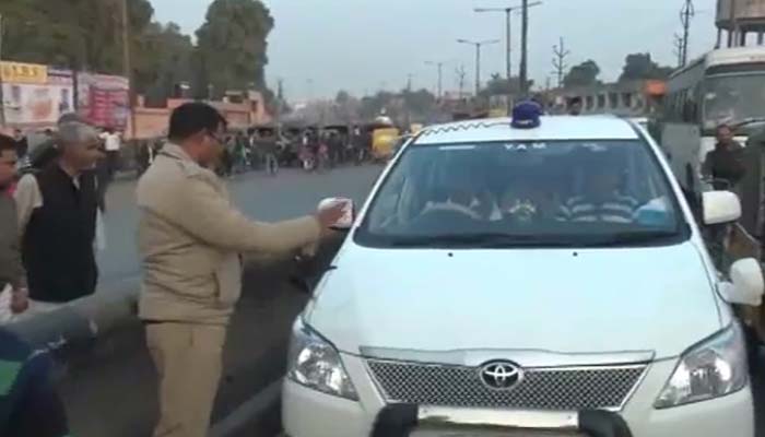 चुनाव: पुलिस अभियान शुरू, गाड़ियों से उतारे गए राजनीतिक झंडे, स्टिकर और हूटर