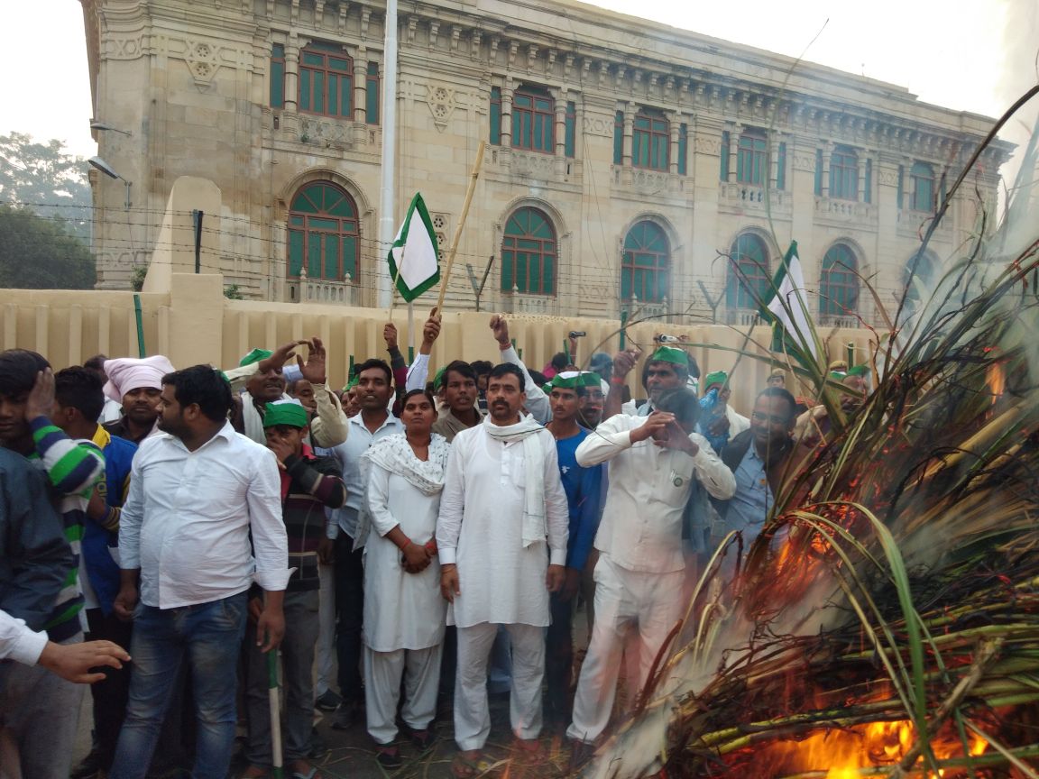 PHOTOS: योगी सरकार पर ऐसे फूटा गन्ना किसानों का गुस्सा, देखें तस्वीरें