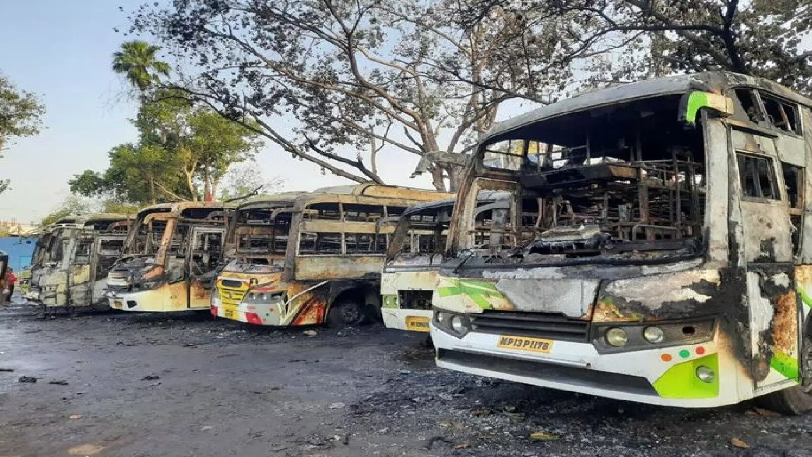 बस स्टैंड पर कोहरामः आग लपटों में घिर गया सबकुछ, जलकर राख हुईं 7 बसें
