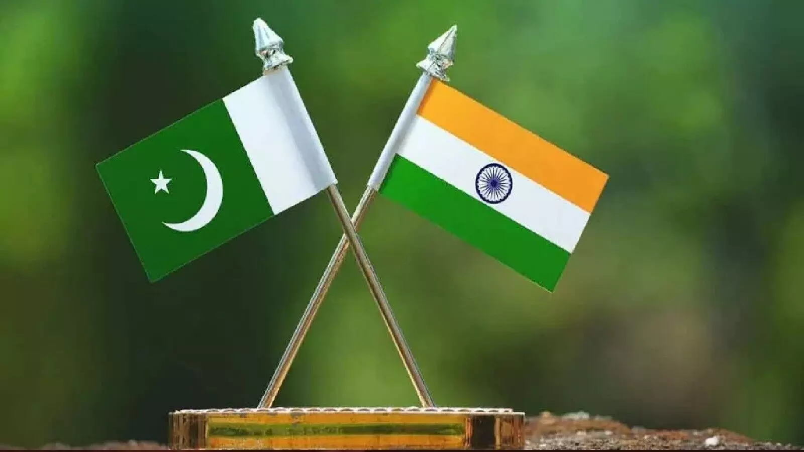 भारत और पाकिस्तान के बीच नाटकीय अंदाज में बढ़ते दोस्ताना संबंधों के पीछे एक रहस्य गहराया हुआ है।