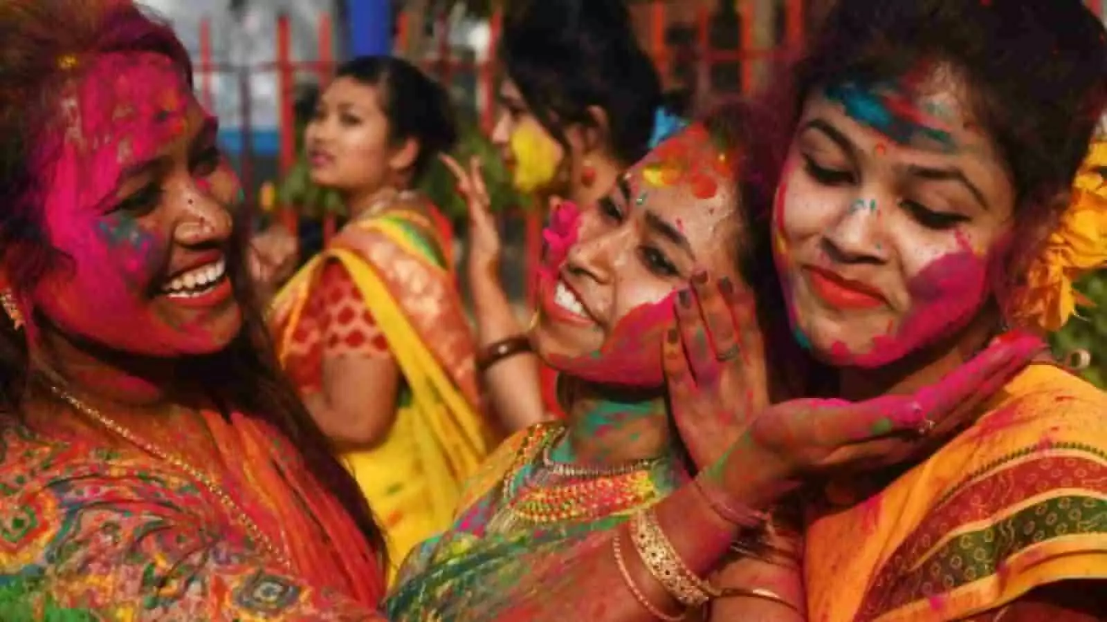 women playing Holi