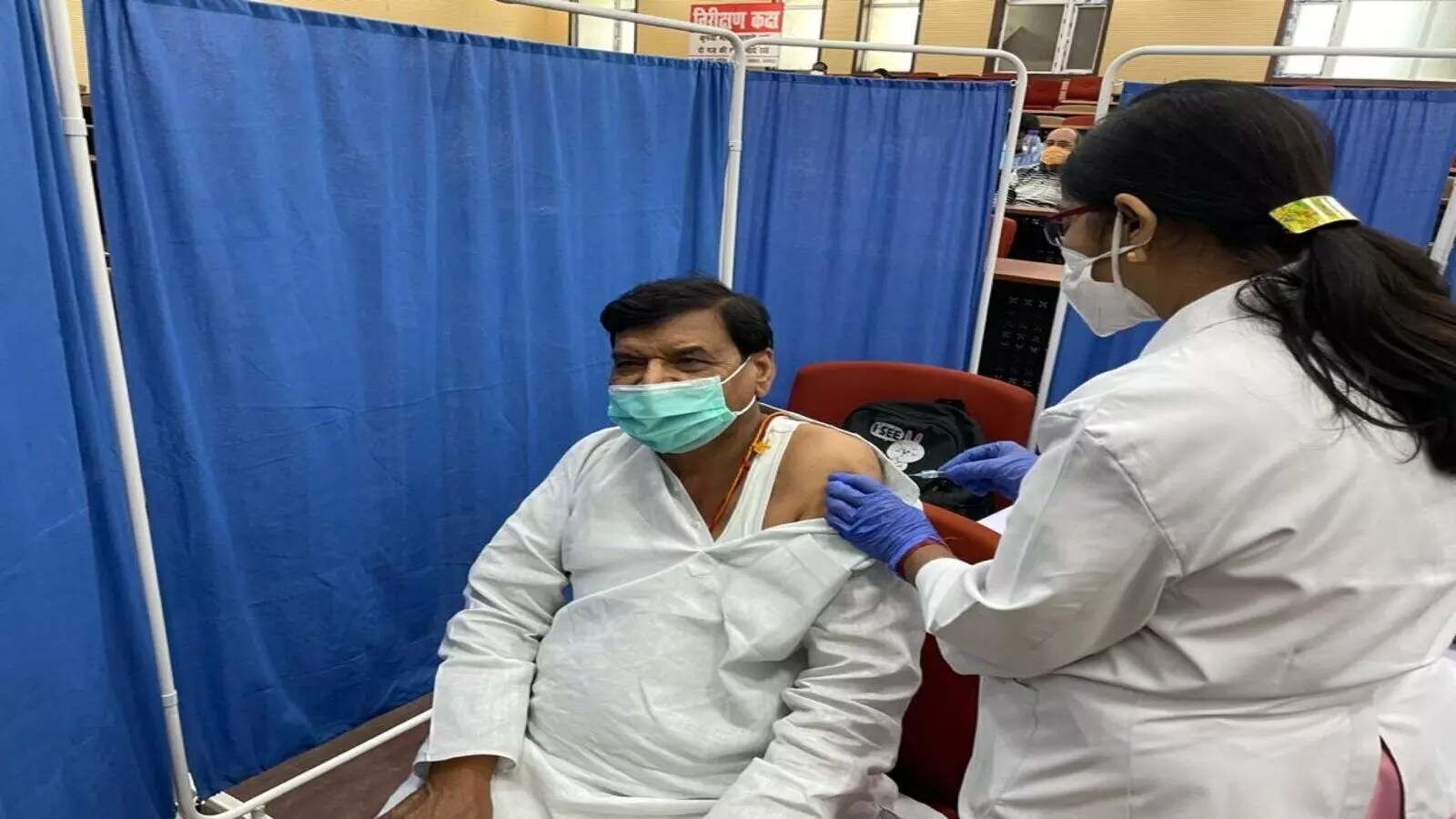 प्रसपा नेता शिवपाल सिंह यादव ने ली वैक्सीन की पहली डोज, देखें तस्वीरें