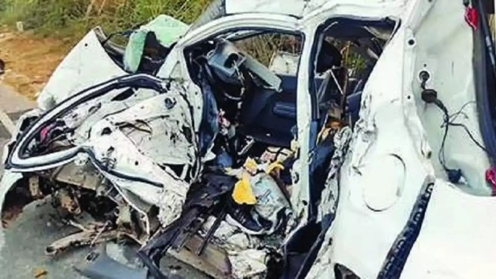 राजस्थान हादसे में 5 मौते, जालौर से जोधपुर जा रही कार ट्रक से टकराई
