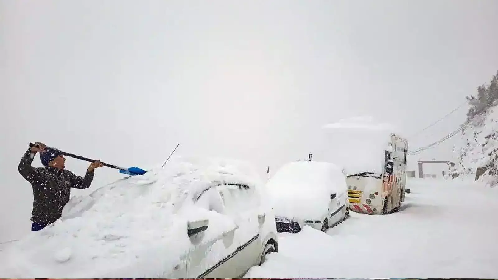 बर्फबारी से जारी अलर्ट: सैलानियों के लिए अटल टनल बंद, रुकी बसों की आवाजाही