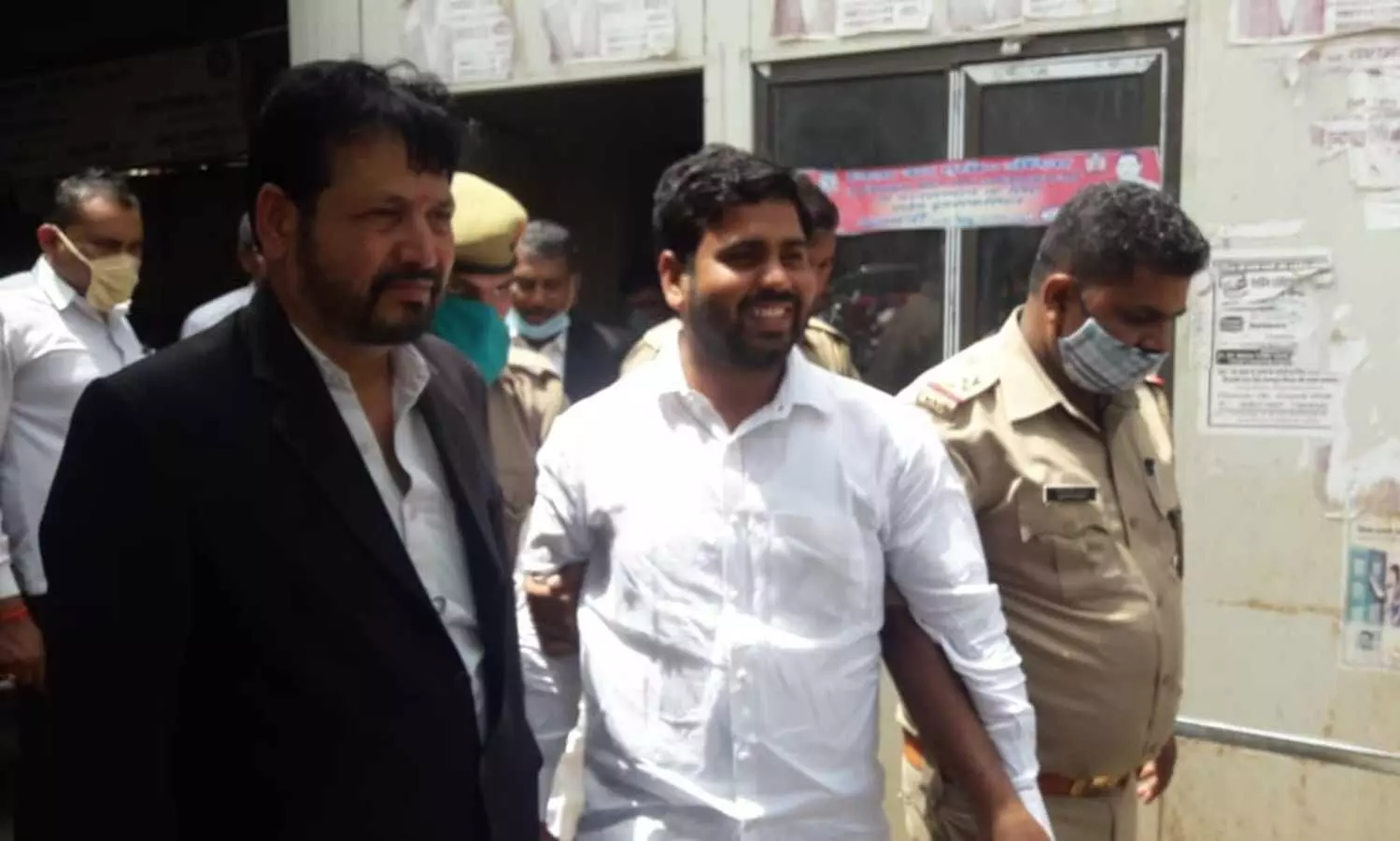 गैंगस्टर धर्मेंद्र यादव औरैया कोर्ट में पेश, सख्त रहा पुलिस का पहरा