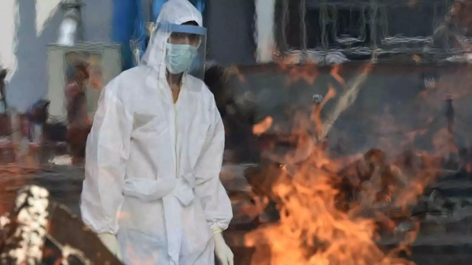 महाराष्ट्र: कोरोना से हालात खराब, श्मशान में ऐसे जलाए जा रहे मरीज