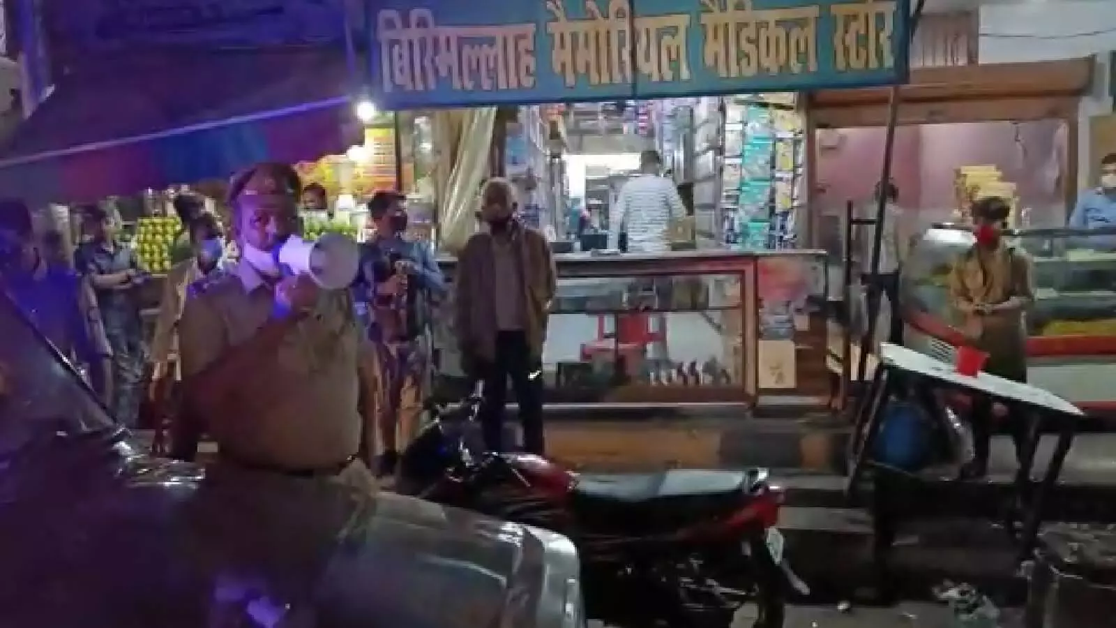 गाजियाबाद में नाइट कर्फ्यू का पालन कराने के लिए मुस्तैद पुलिस