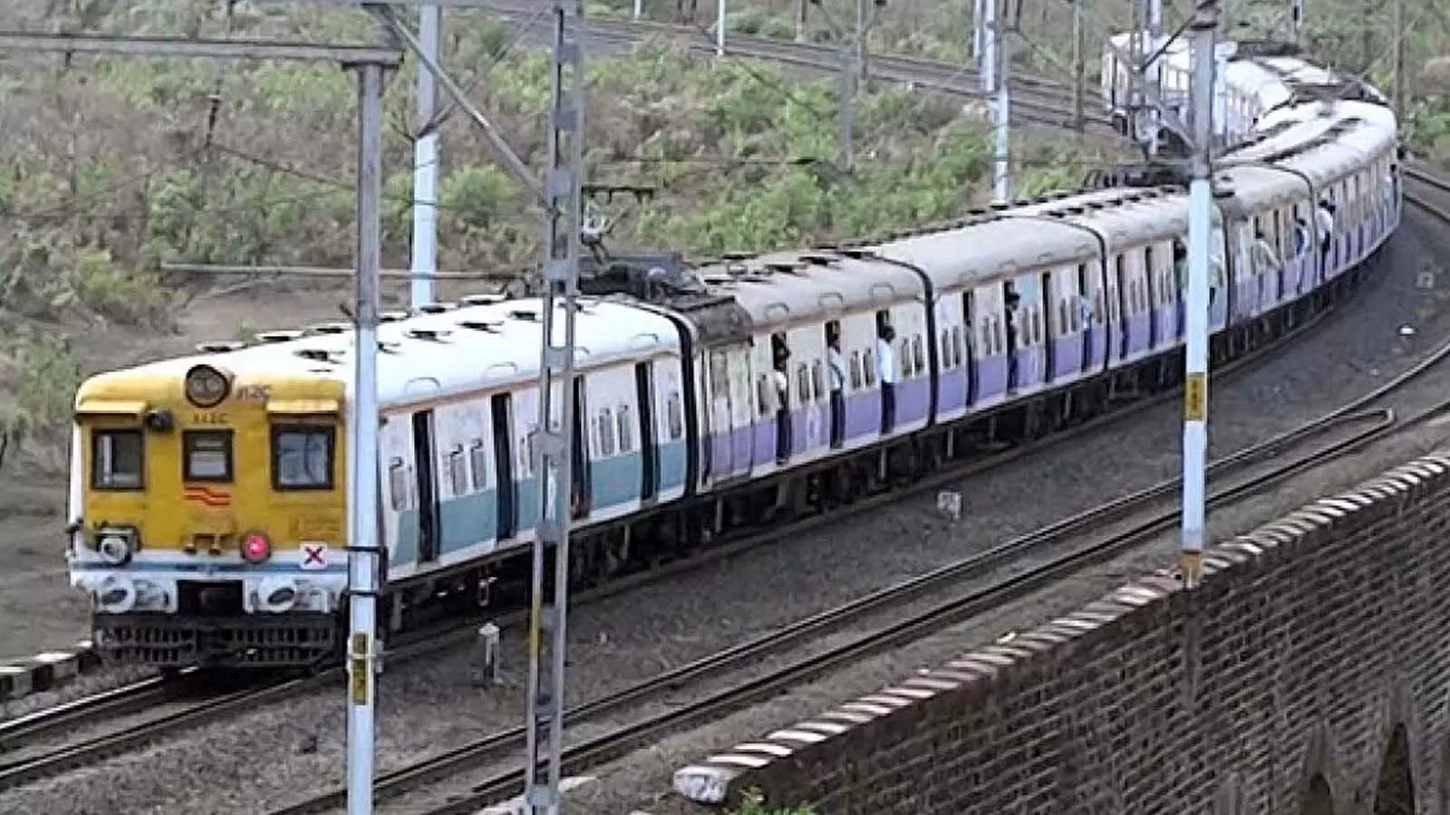 कोरोना का बढ़ता कहर: रेलवे ने किया बड़ा ऐलान, बंद हुई टिकट की बिक्री