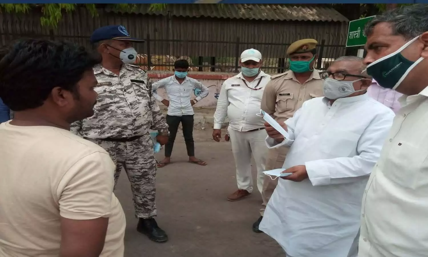 गोरखपुर: सड़क पर उतरे महापौर, इंस्पेक्टर को लिया आड़े हाथ
