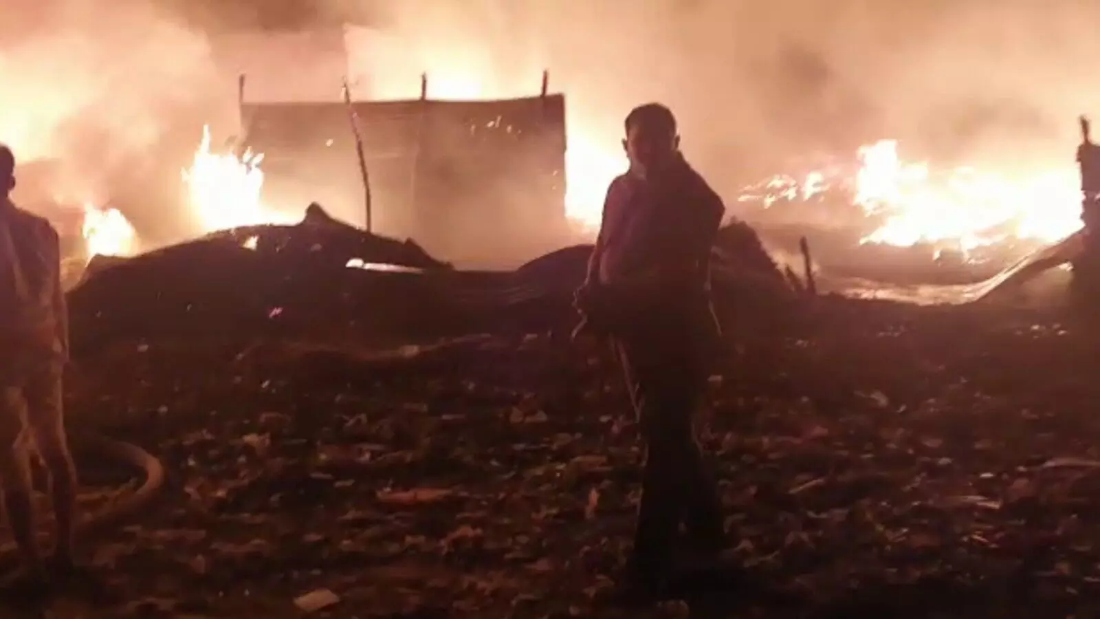 गाजियाबाद में जले सैकड़ों आशियाने, झुग्गियों में लगी आग, जान बचाकर भागे लोग