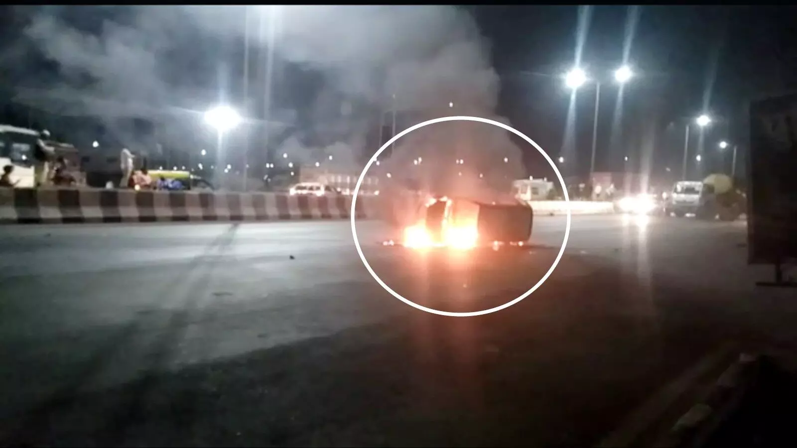 सिपाही बना हीरोः जलती कार में सवार थे लोग, जान पर खेलकर बचाया 3 को