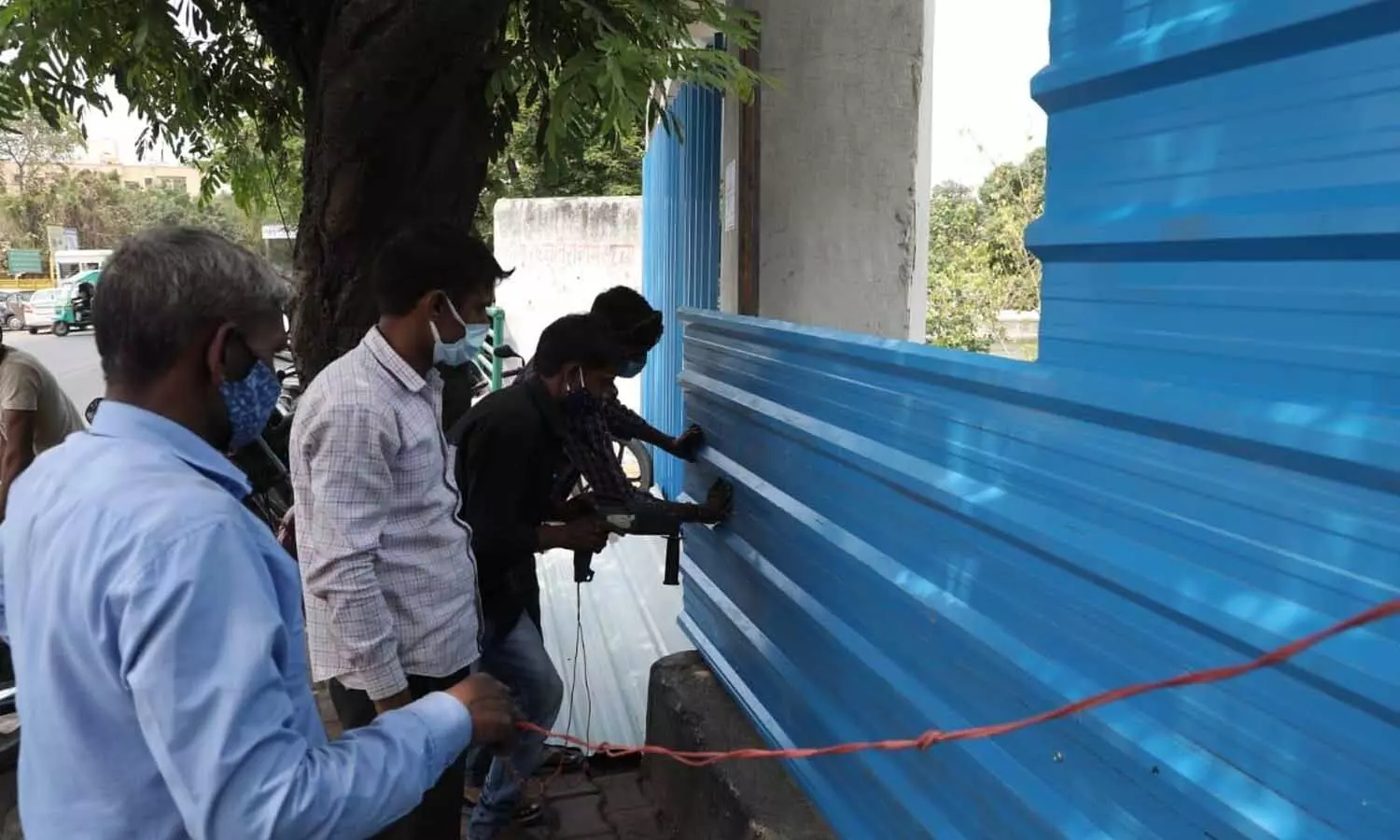 लखनऊ में श्मशान घाट पर लगाई गई टीन की चादर