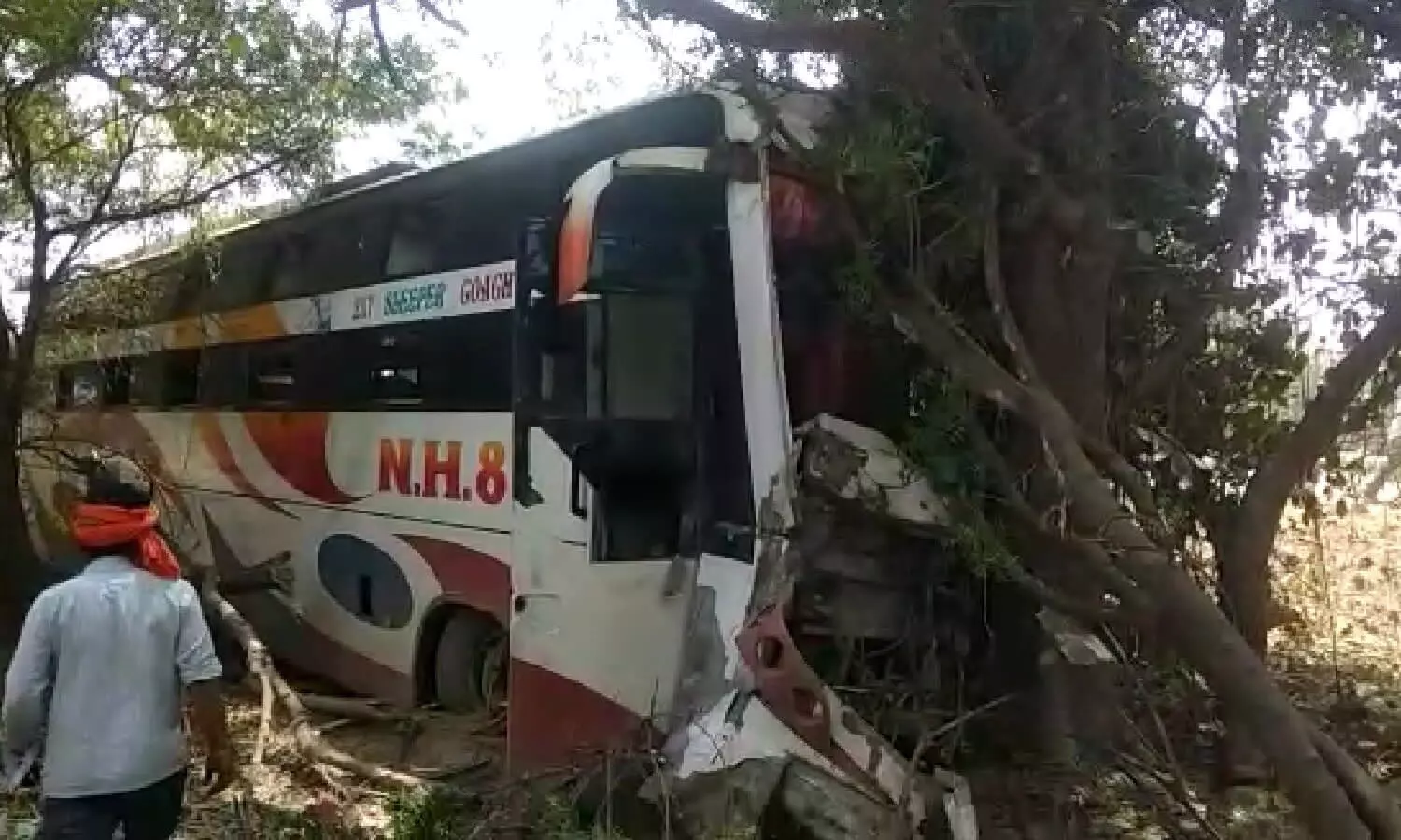 कानपुर में भीषण हादसा: अनियंत्रित हुई शताब्दी बस, बाल-बाल बचे यात्री