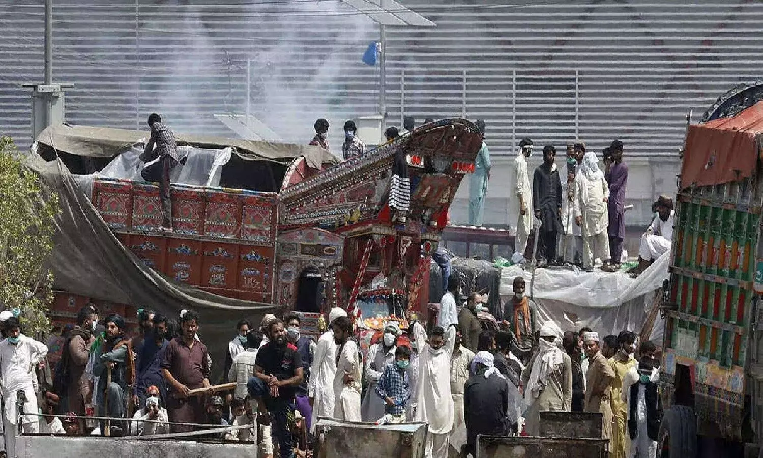 पाकिस्तान में हिंसाः इस्लामिक संगठन ने पुलिसकर्मियों को किया अगवा, खतरे में जान