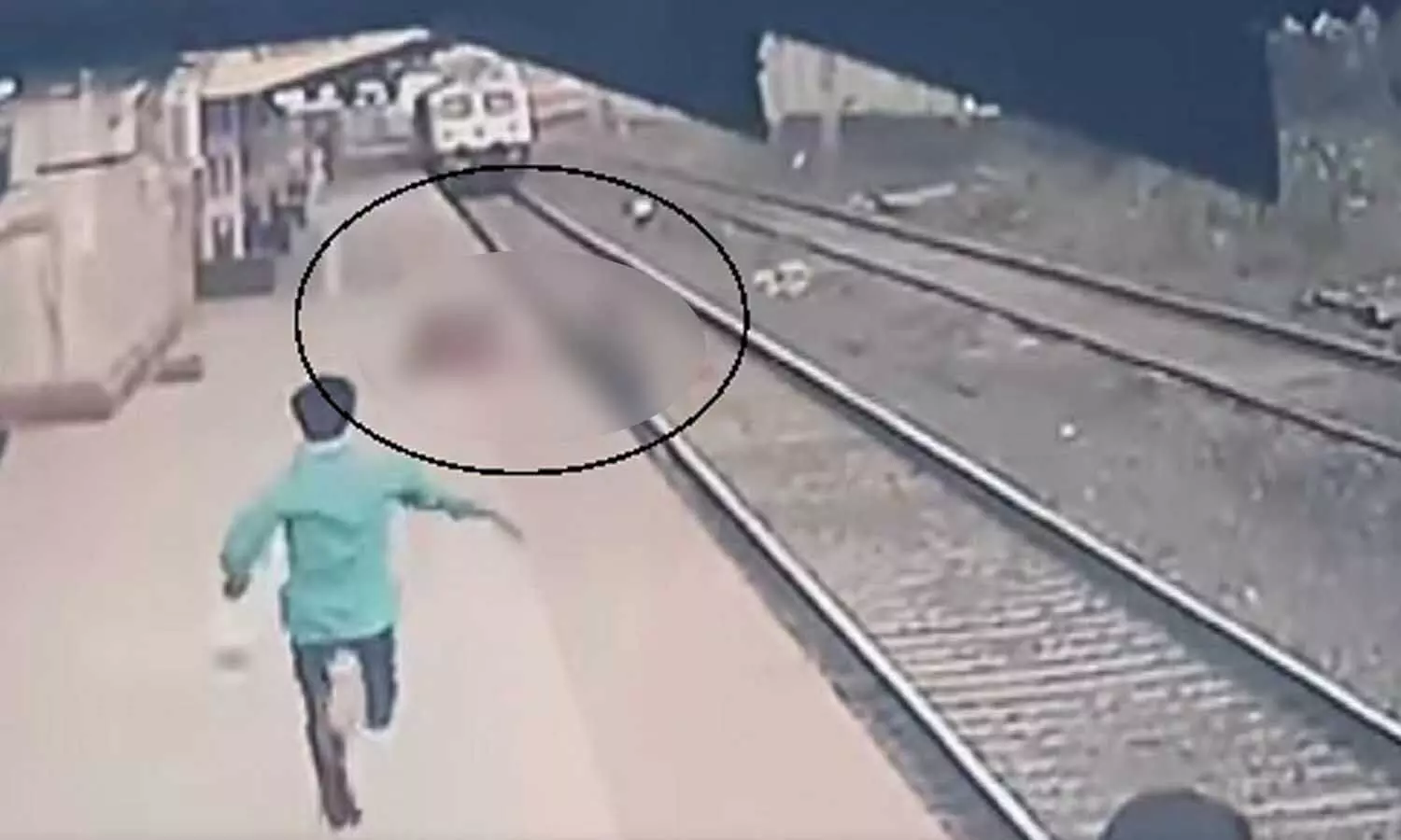 Video: रेलवे कर्मचारी ने ट्रेन से ऐसे बचाई बच्चे की जान, पीयूष गोयल ने की तारीफ
