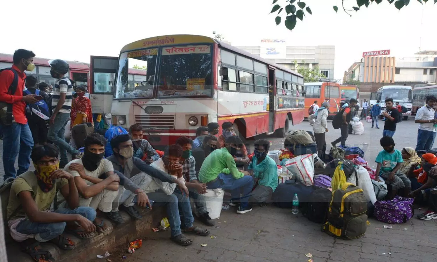 प्रवासियों का सैलाबः मची भगदड़, दिल्ली लॉकडाउन का असर लखनऊ में