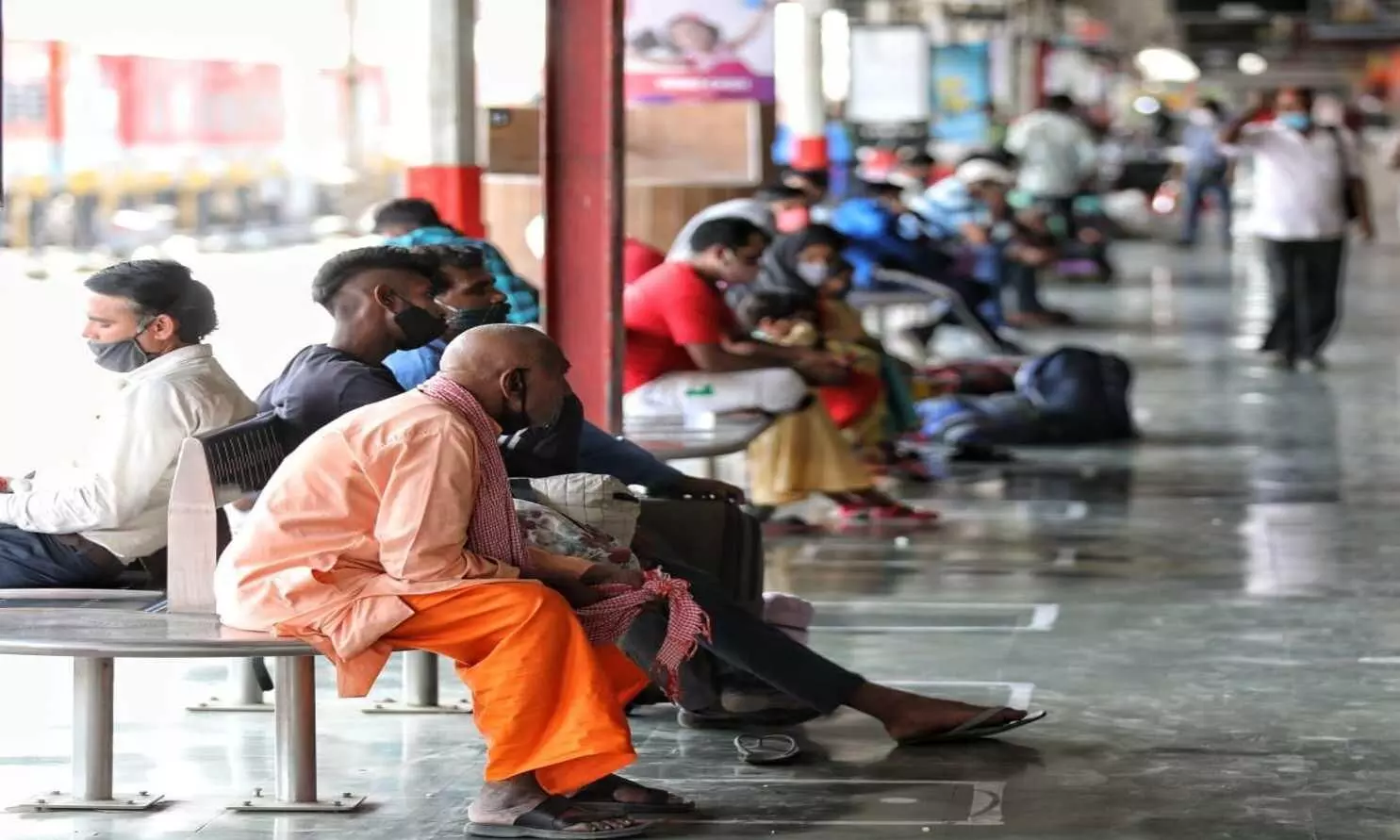 लखनऊ के चारबाग रेलवे स्टेशन पर ट्रेन का इंतजार करते प्रवासी मजदूर