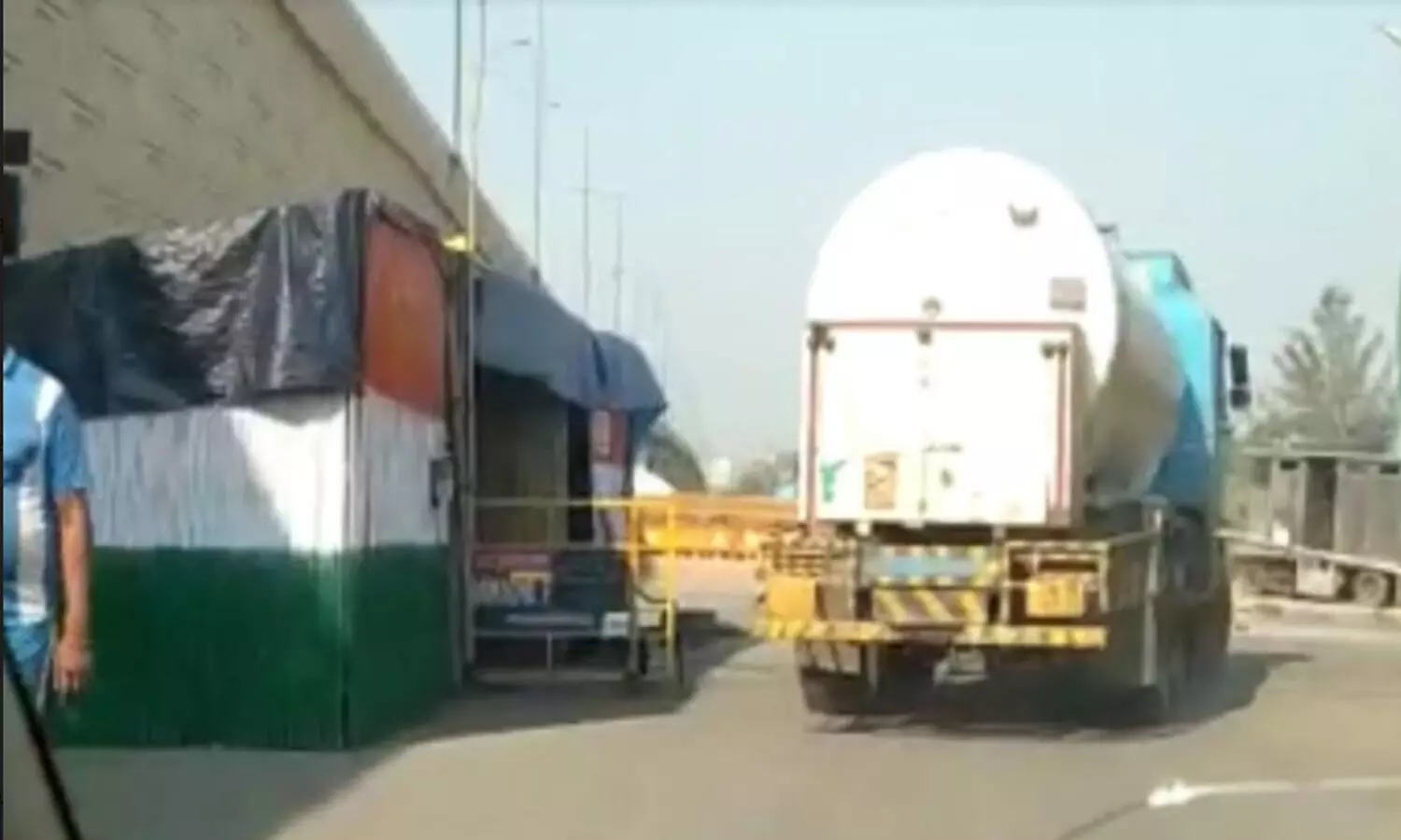 oxygen tanker reached in farmer protest area of ghazipur border