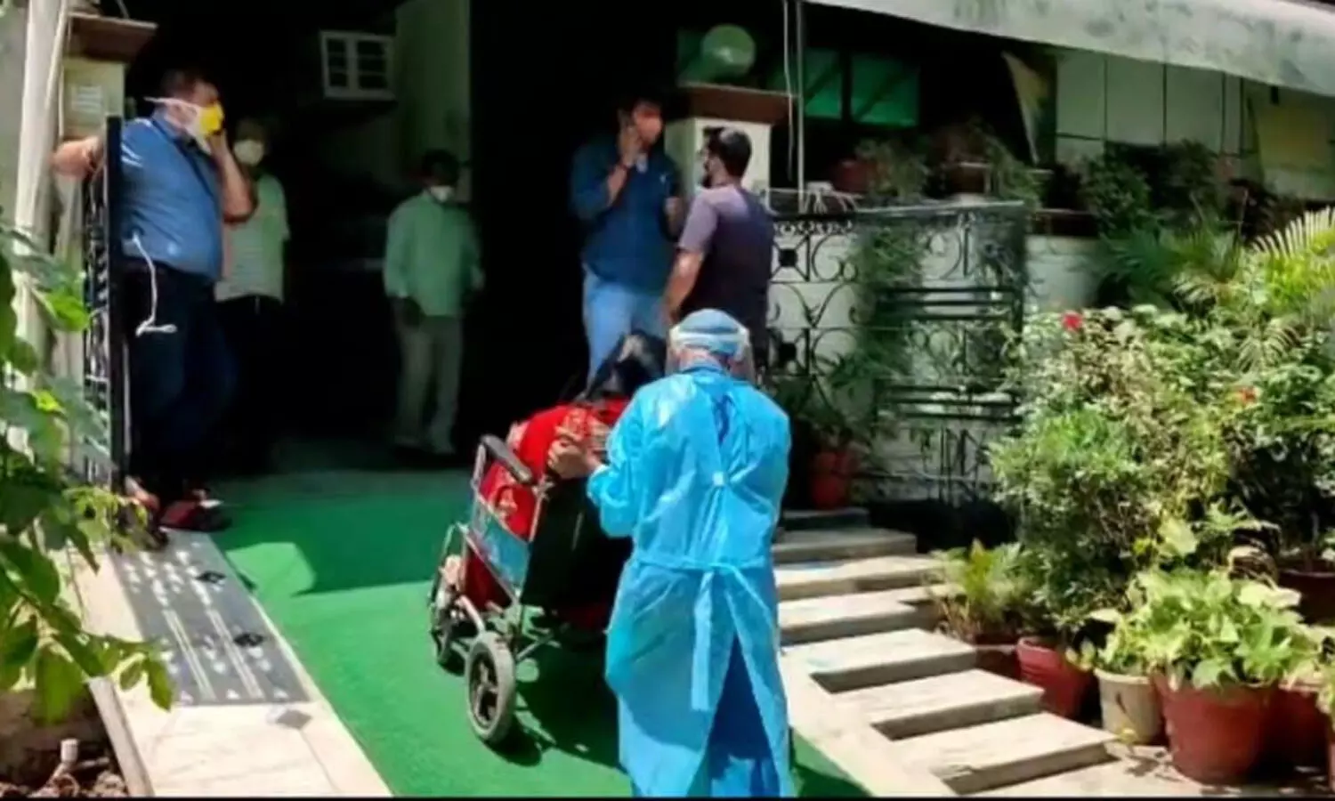 Family members of corona patients worried in ghaziabad hospital