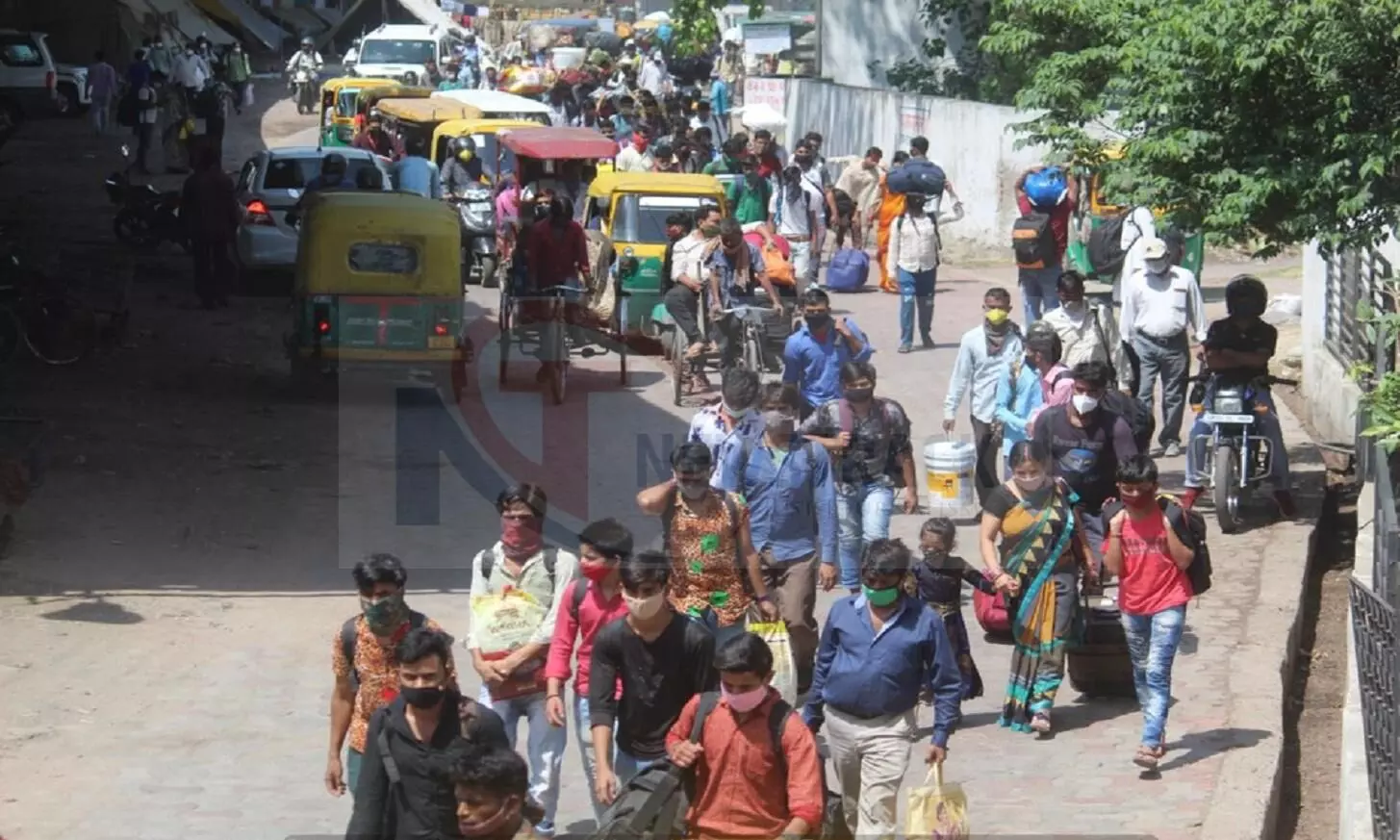 चारबाग रेलवे स्टेशन पर बड़ी संख्या में पहुंच रहे हैं प्रवासी मजदूर