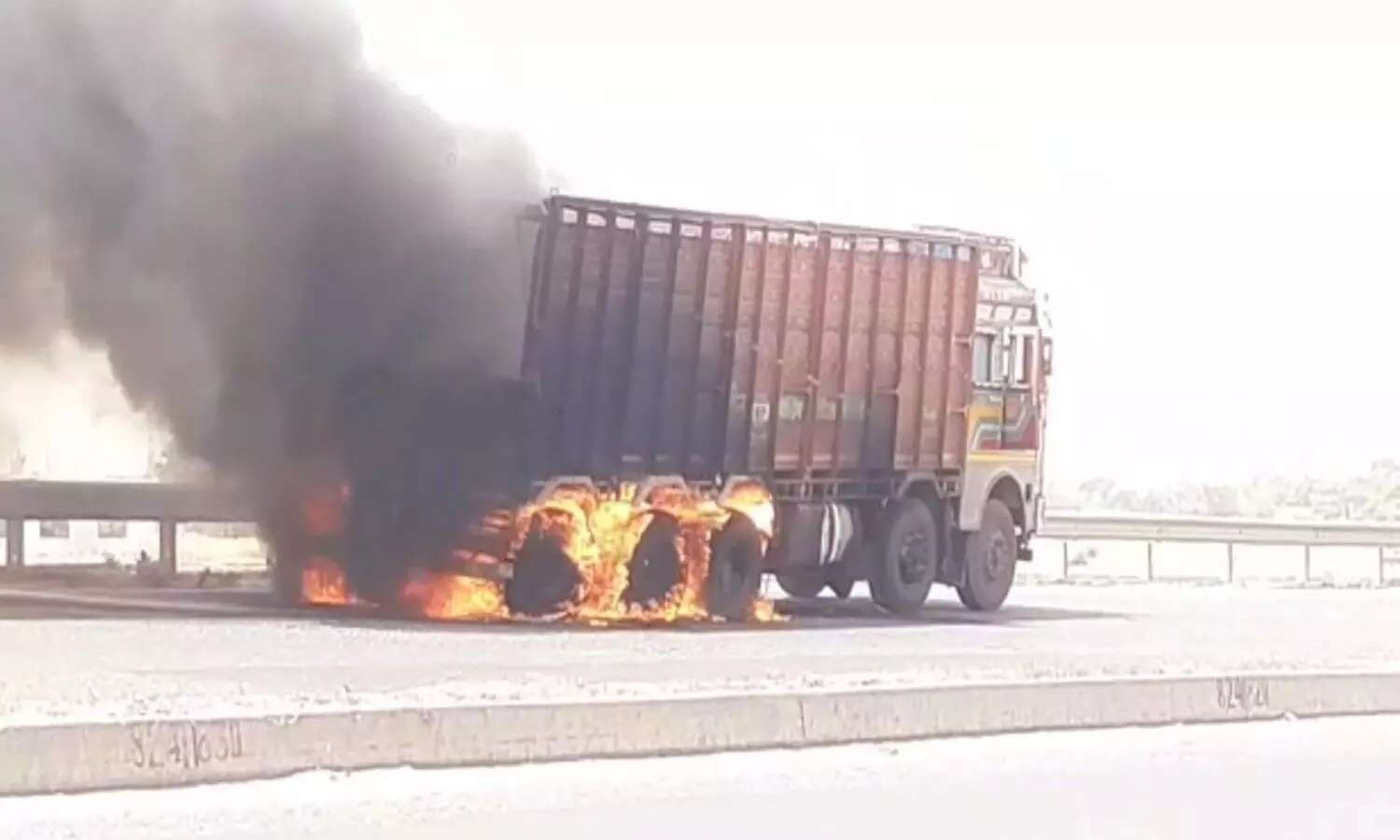 आग का गोला बनी चलती ट्रक, धूं-धूंकर जली, अंदर थे चालक और खलासी