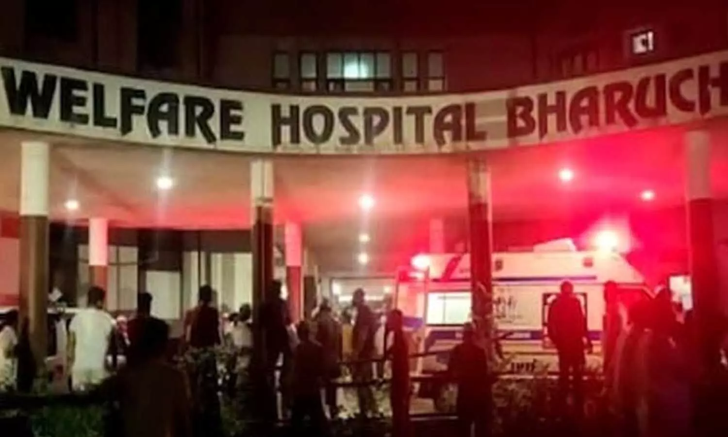 कोविड-19 अस्पताल में लगी भीषण आग, मौके पर मची भगदड़, 16 मरीजों की मौत