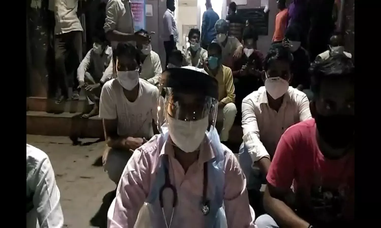 तीमारदारों ने डॉक्टर-मेडिकल कर्मियों को पीटा, कवरेज करने पहुंचे पत्रकार से कोतवाल ने की अभद्रता