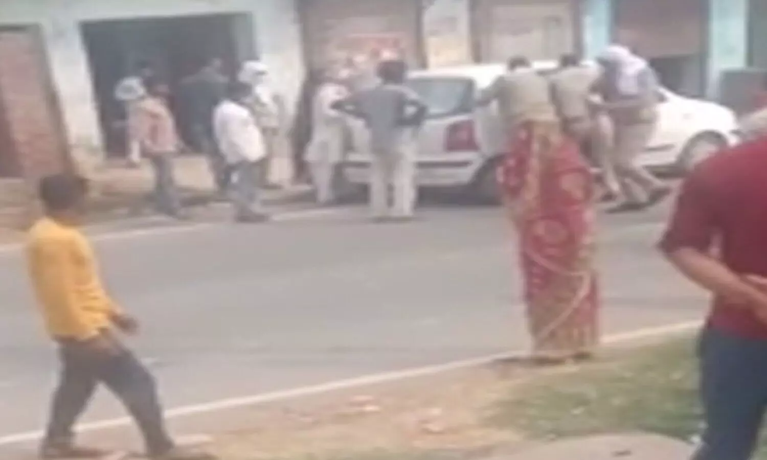 villagers Fighting with mainpuri police