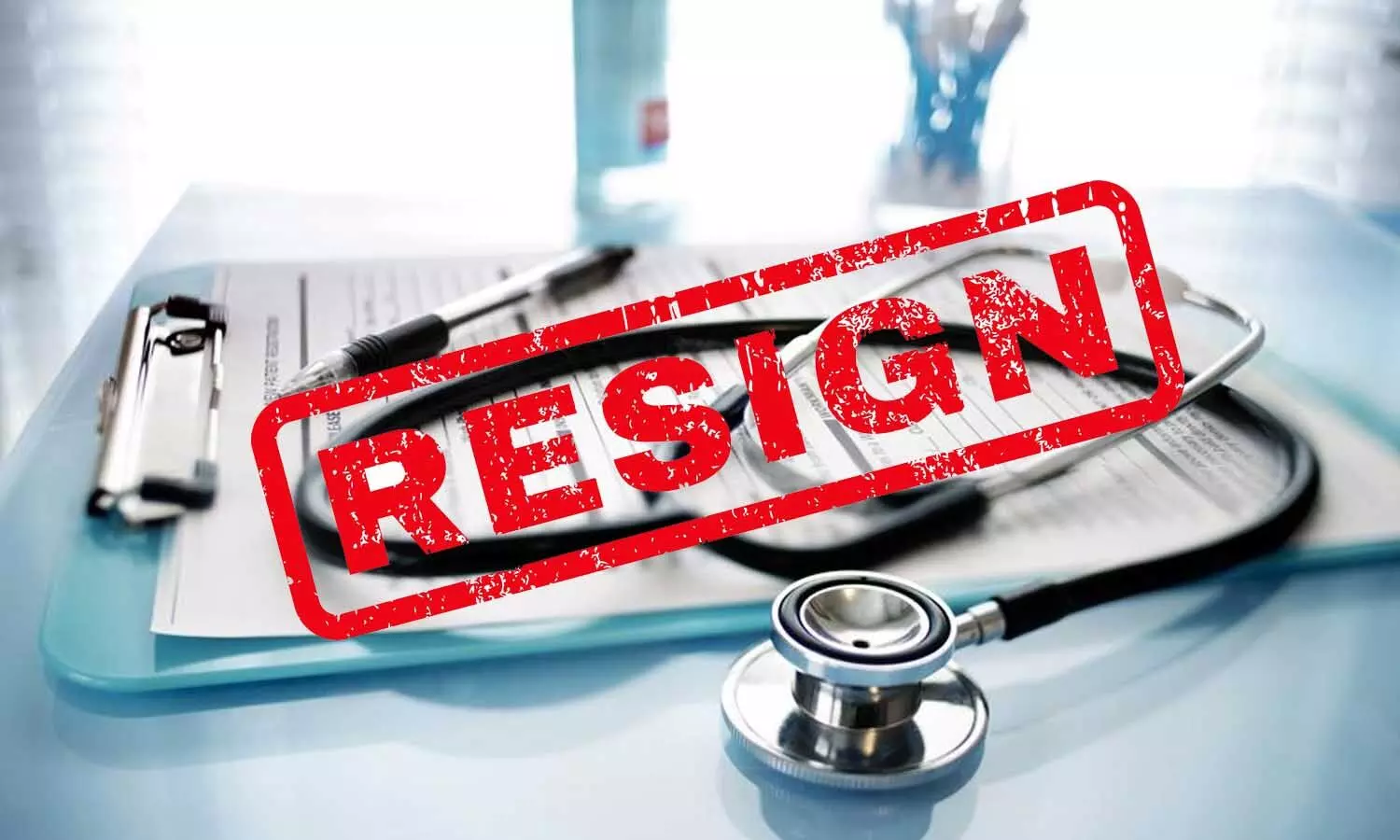UP: कोरोना संकट के बीच 16 डॉक्टरों का सामूहिक इस्तीफा, लगाया ये आरोप