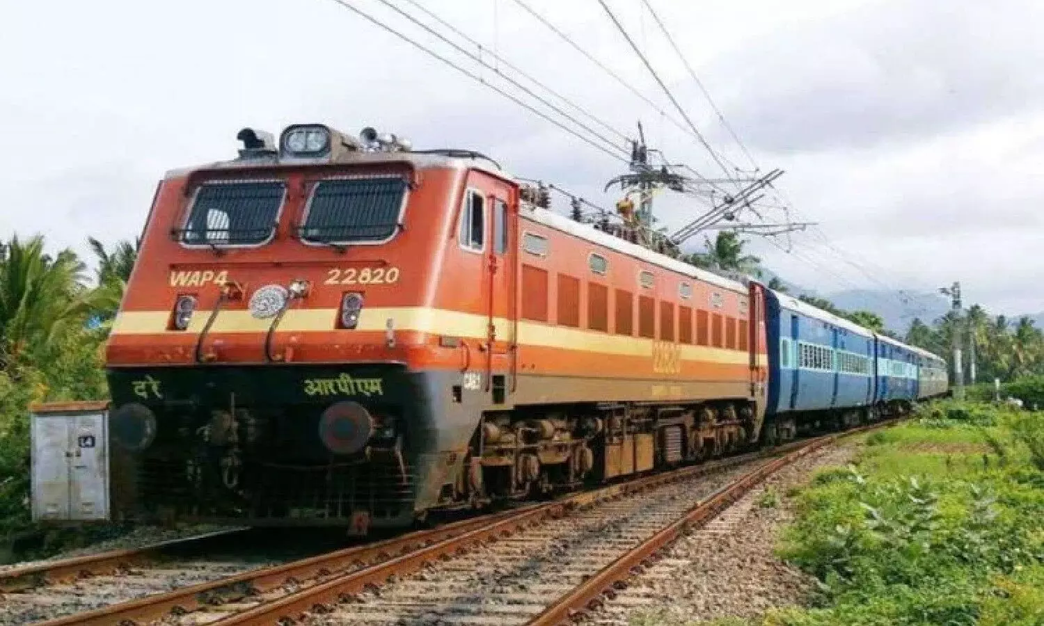 A case of pushing a passenger going back home by train in Lucknow has come to light. Amidst the lockdown, TT threw down a passenger of Rs 1500 after cutting the challan of the train.