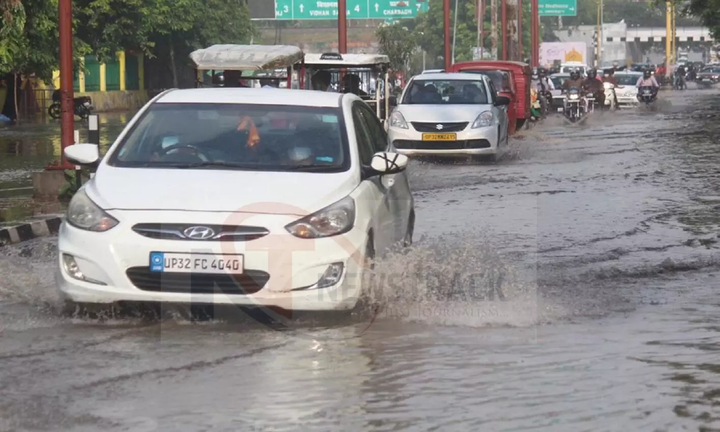 तेज बारिश के चलते सड़कों पर हुआ जलभराव