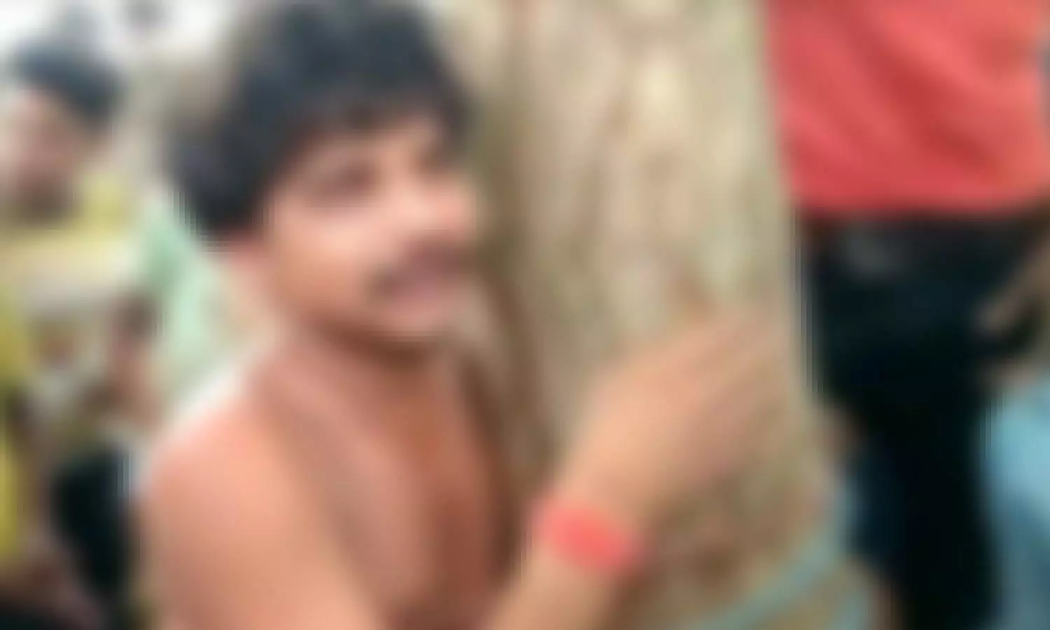 मैनपुरीः मोबाइल चोरी के शक में युवक की पेड़ से बांधकर पीटाई , वीडियो वायरल