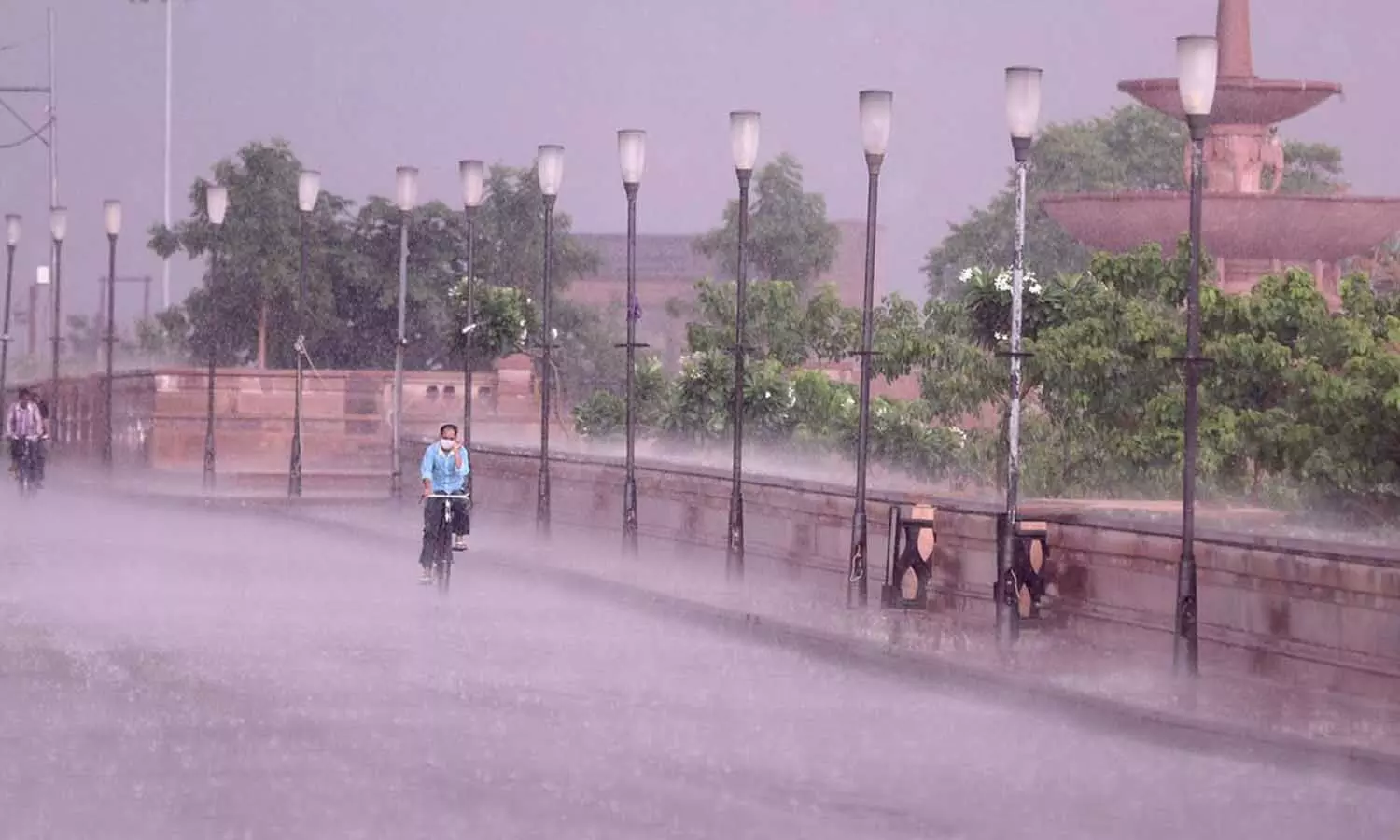 दिल्ली में फिर शुरू हुई बारिश, तेज हवाओं से बदला मौसम, जानें अपने राज्य का हाल