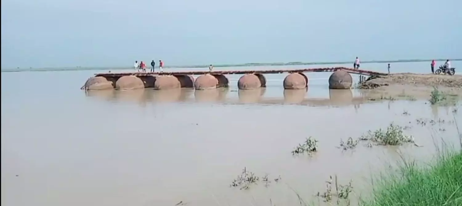बिजनौर में गंगा नदी पर बना अस्थायी पुल ढहा