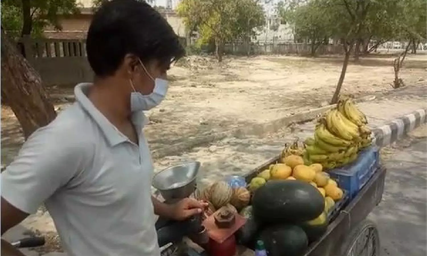 In Jabalpur, Madhya Pradesh, a man selling fruit by hawking on the roadside attacked a policeman with a fatal attack.