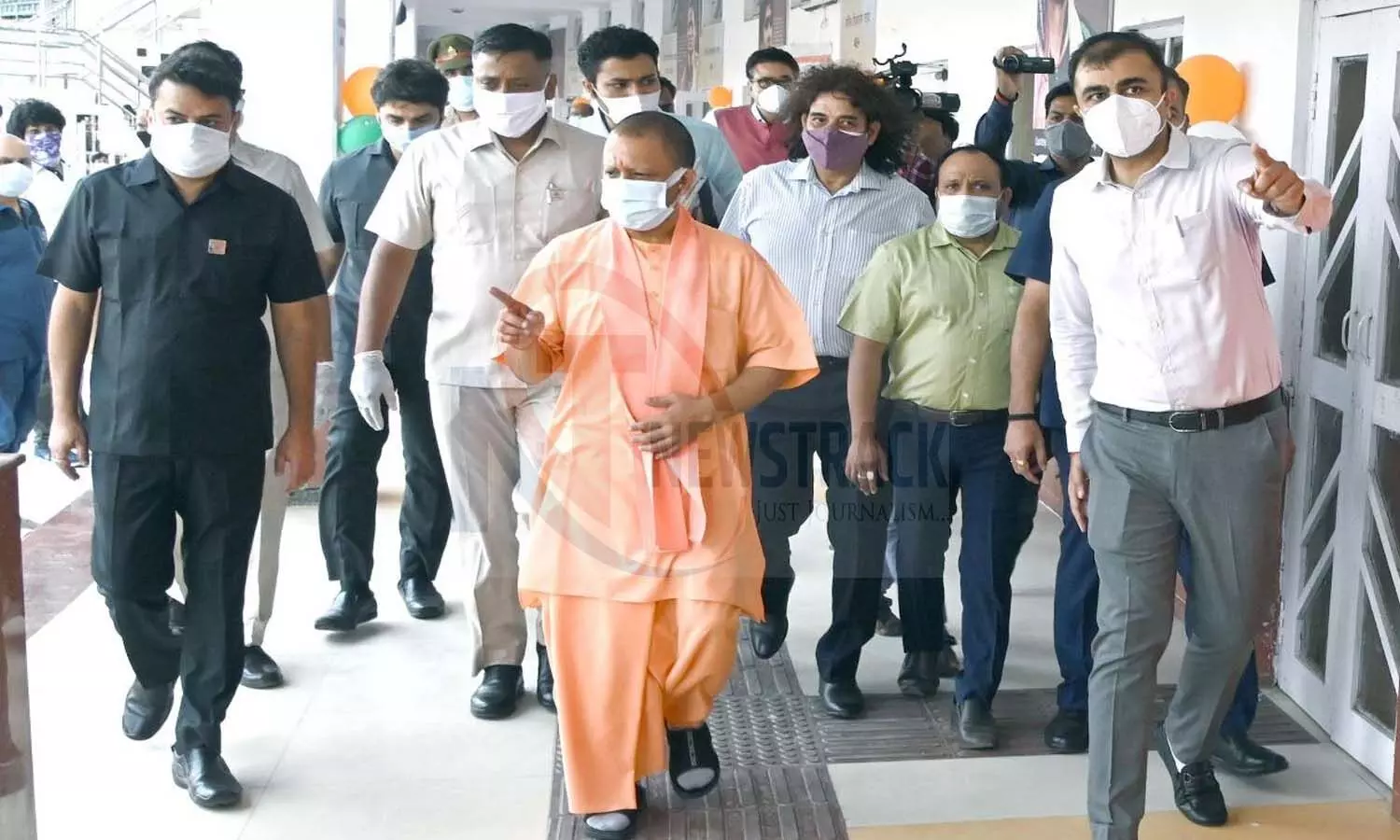 CM Yogi Adityanath visite mega vaccination center at KD Singh Babu Stadium  Lucknow today | Mega Vaccination Drive: केडी सिंह बाबू स्टेडियम पहुंचे CM  योगी, बोले- दूसरी वेव पर नियंत्रण पाने में