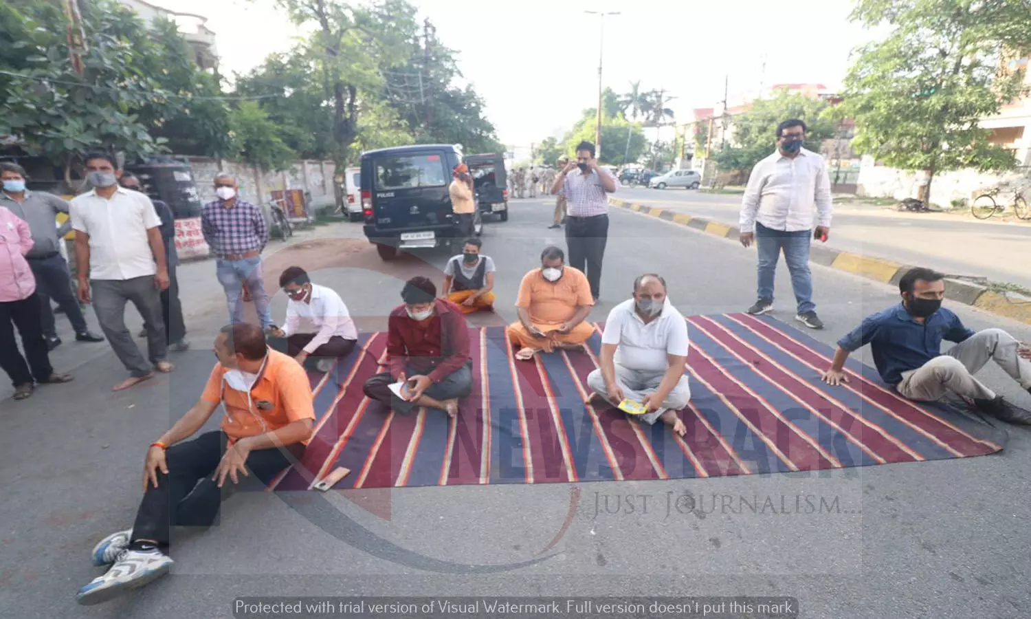 सड़क पर सुंदरकांड: भगवान हनुमान की मूर्ति उखाड़ने पर हुआ विवाद, देखें Photos