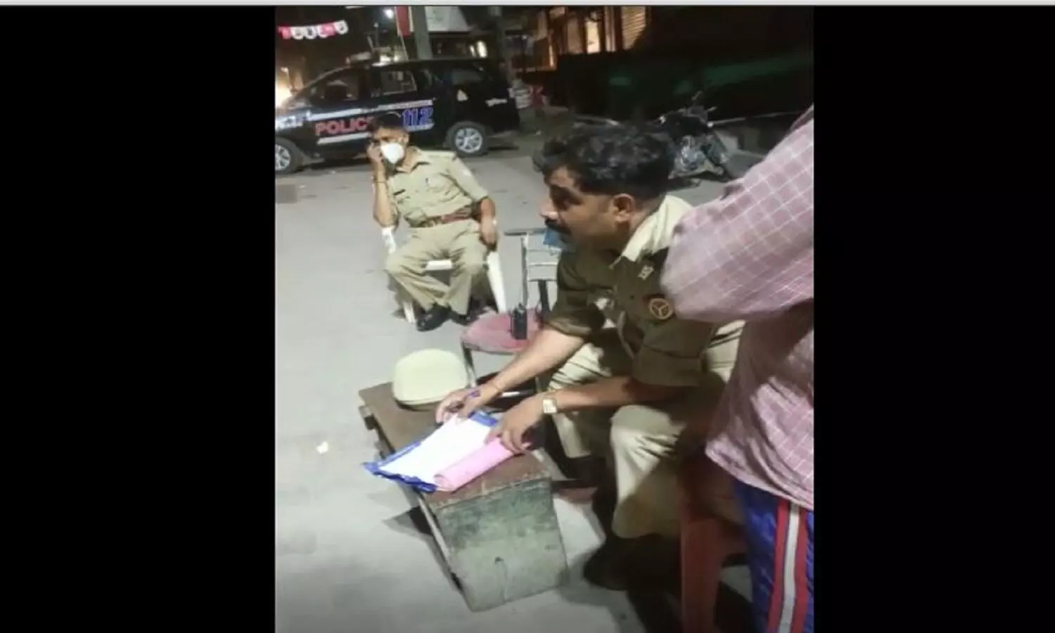 Viral Video: दारोगा ने खुद नहीं पहना मास्क, लोगों के काट रहे चालान, देखें वीडियो
