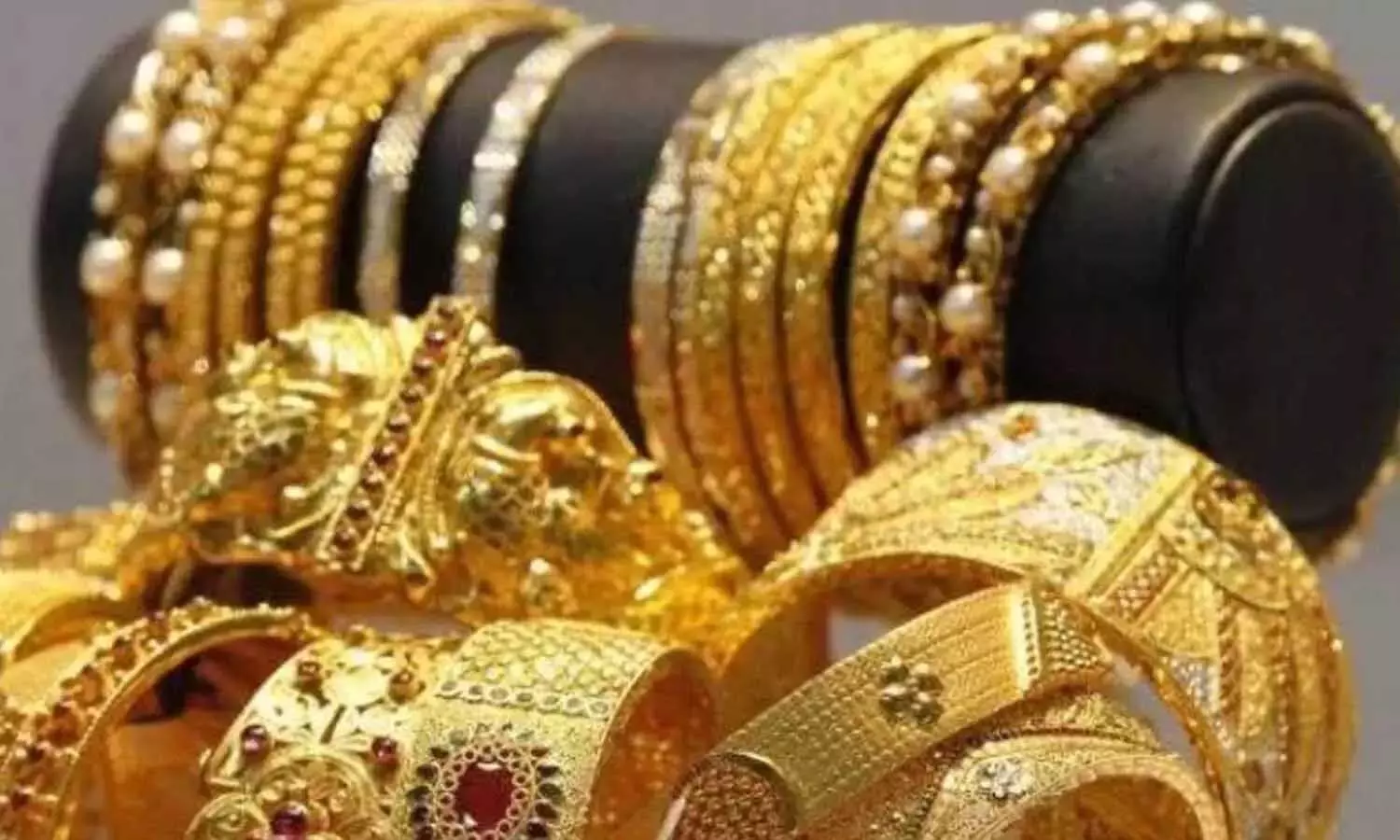 8 June 2021, the price of 22 carat gold (Aaj Sone Ka Bhav Kya Hai) has decreased by Rs 800 per ten grams.