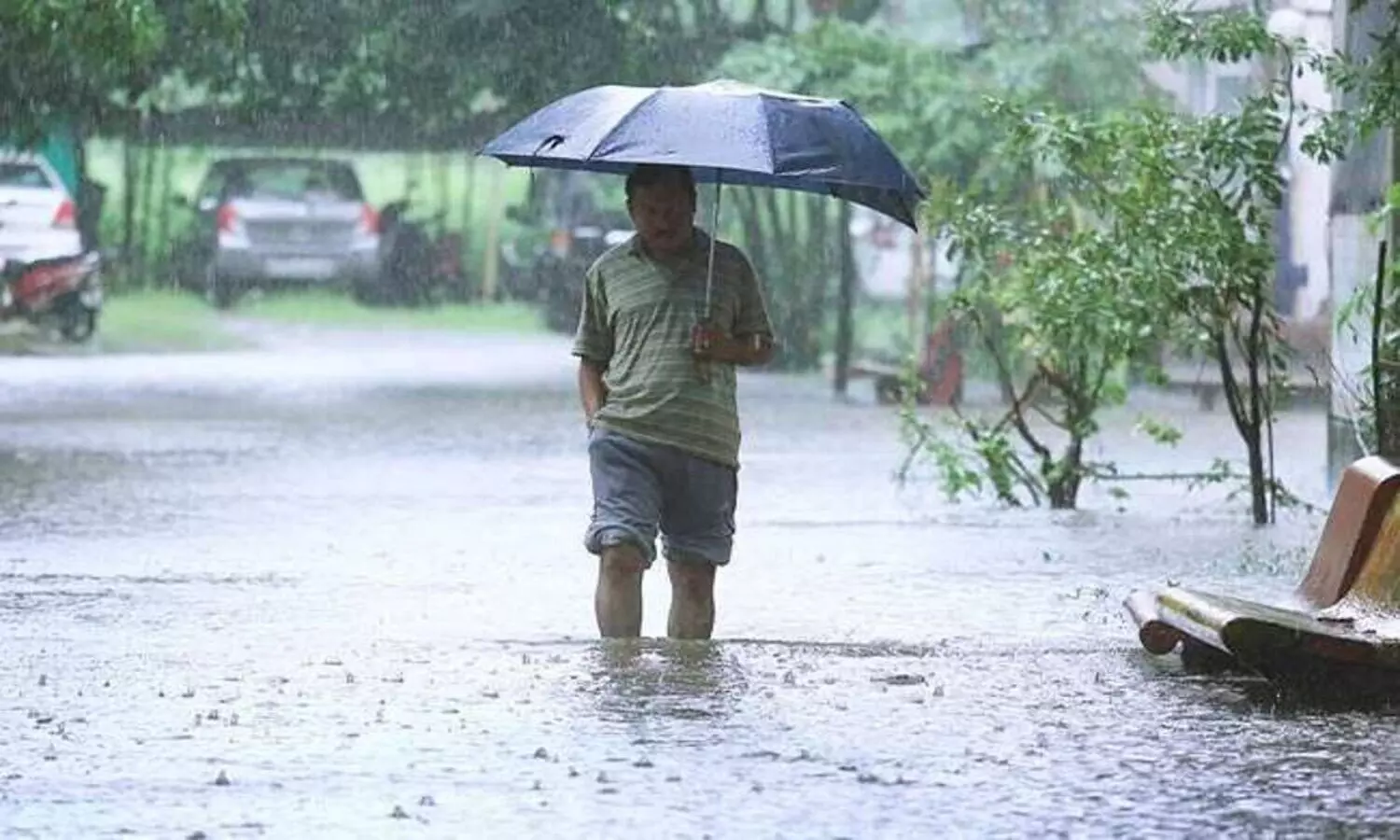 Aaj Ka Mausam: दिल्ली में मानसून की देरी, यूपी-बिहार का मौसम बिगड़ा, तेज बारिश जारी