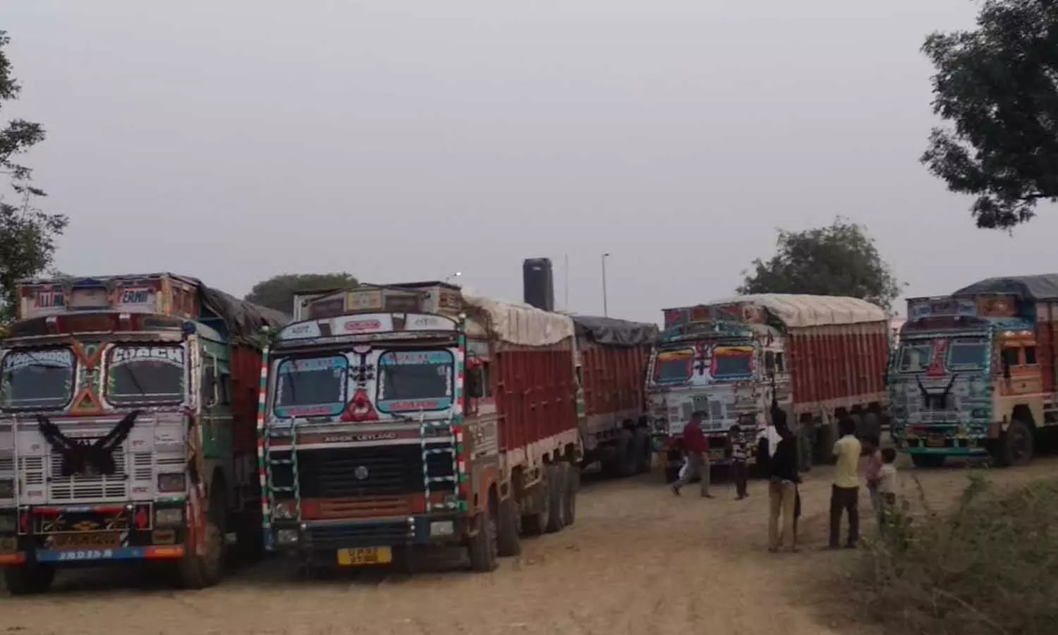 Kanpur Crime News: एसपी की बड़ी कार्रवाई, 150 से अधिक मौरम भरे ट्रकों को किया सीज