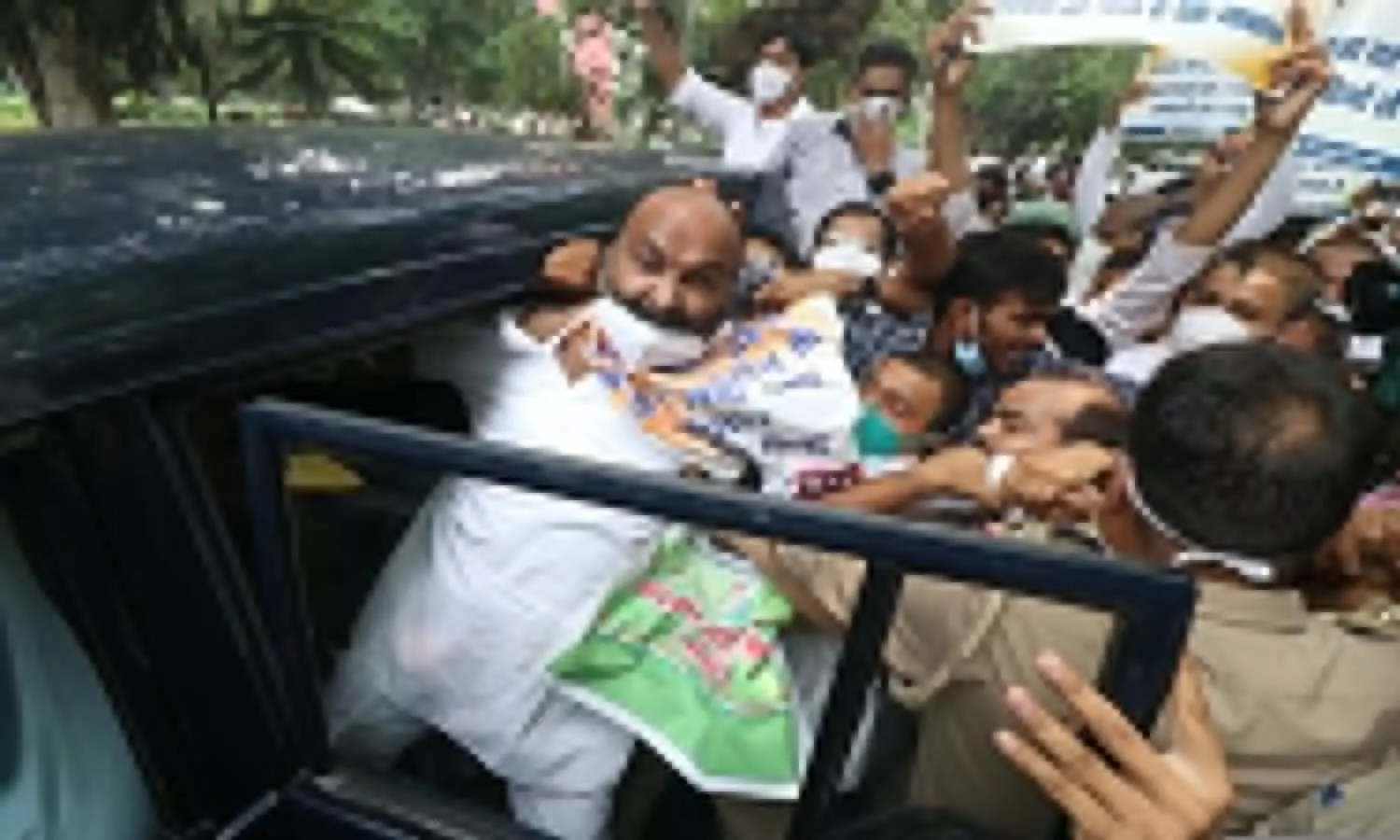 बढ़ती महंगाई के खिलाफ कांग्रेस का हल्ला बोल, लखनऊ में अजय सिंह लल्लू नजरबंद