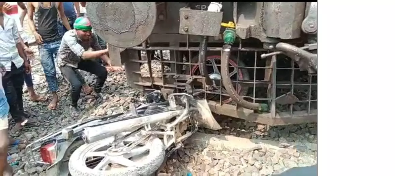 Chandauli News: ट्रेन के इंजन में घुसी बाइक, बाल-बाल बचा चालक