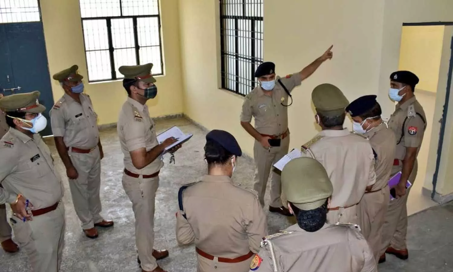 Agra Crime News: कारोबारी से लूट में फरार अधिकारियों पर रखा गया इनाम, पुलिस तलाश में दे रही दबिश
