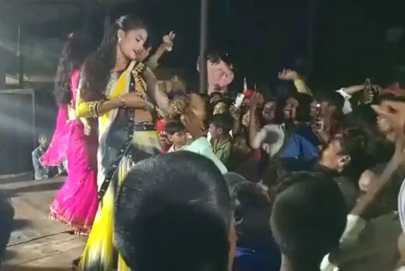 Bahraich Bar Dancers Video Viral: कोरोना को ताक पर रखकर जमकर लगाए बार बालाओं ने ठुमके