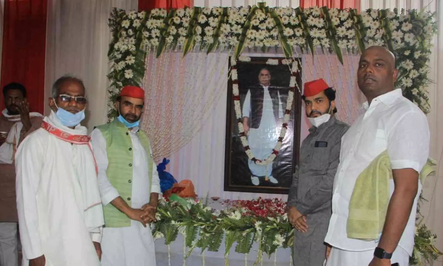 Jaunpur News:  समाजवादी पार्टी  ने मनाया पूर्व मंत्री स्वर्गीय पारसनाथ यादव की प्रथम पुण्यतिथि